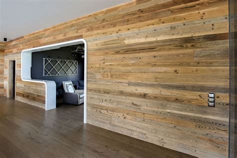 Exemple d'application de bardage texturé en bois en intérieur