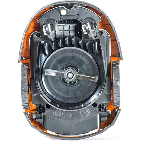 Vue rapprochée des roues profilées du robot RMI 632 C sur un terrain en pente