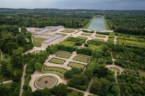 Vue panoramique du Grand Canal et des jardins à la française du Domaine de Sceaux