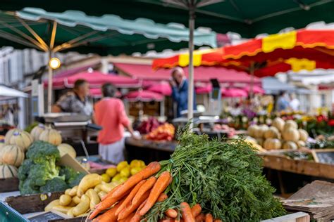 stand de produits fermiers sur un marché local