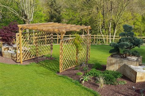 Photo d'une pergola en bois recouverte d'une vigne luxuriante