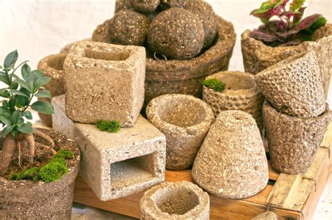 Hypertufa pots de différentes formes et tailles avec des plantes