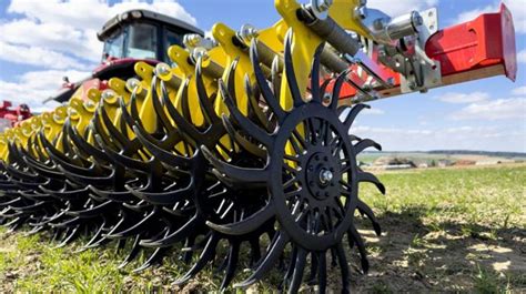 Schéma illustrant les trois types d'outils de désherbage mécanique : herse étrille, houe rotative et bineuse