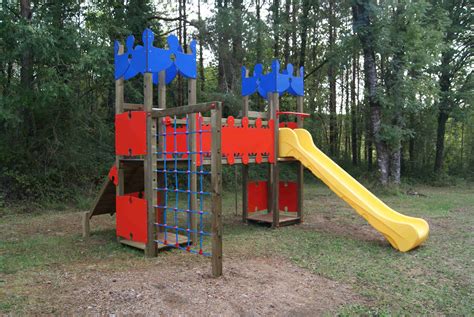 Enfants grimpant sur une structure de jeu en bois dans un jardin