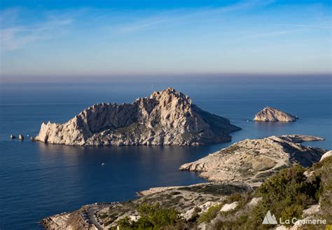 Paysage de l'arrière-littoral à Saména et lierres sur l'île Maïre