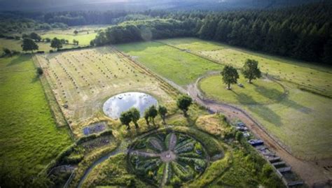 Vue panoramique du domaine de la ferme de Desnié montrant l'intégration des zones de maraîchage et de verger