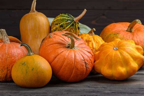 Variété de courges étalées sur un marché d'automne