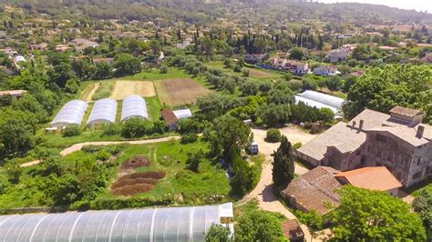 Vue panoramique du domaine de Haute-Combe, cœur de la régie agricole de Mouans-Sartoux