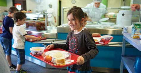Enfants à la cantine scolaire de Mouans-Sartoux