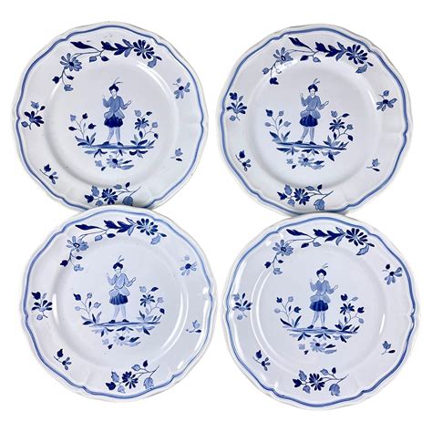 Assiette en faïence de Saint-Clément avec décor de fleurs de lys