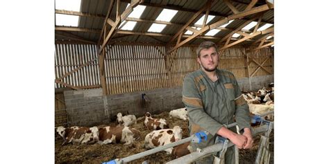 Jeune agriculteur dans son exploitation