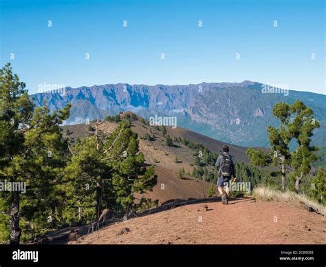 Paysage volcanique avec randonneurs