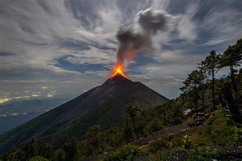 Volcan Fuego en éruption vu de l'Acatenango