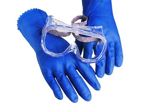 Matériel de protection pour la saponification : gants et lunettes de sécurité