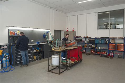 Atelier de mécanique propre et rangé avec moteur Bernard remonté
