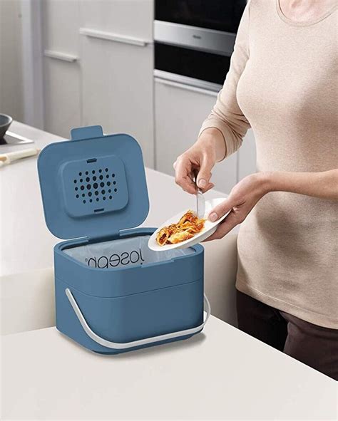 Photo d'une cuisine moderne avec un bac à compost Joseph Joseph sur le plan de travail