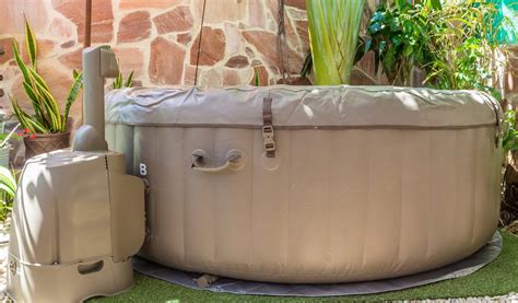 Installation d'un spa gonflable dans un jardin verdoyant