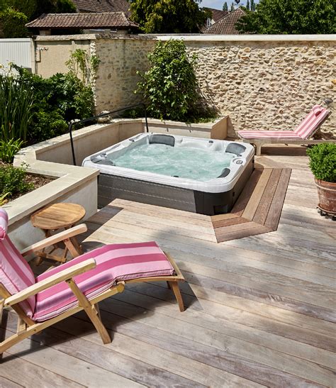 Différents types d'installation de spas : hors-sol, semi-enterré et enterré