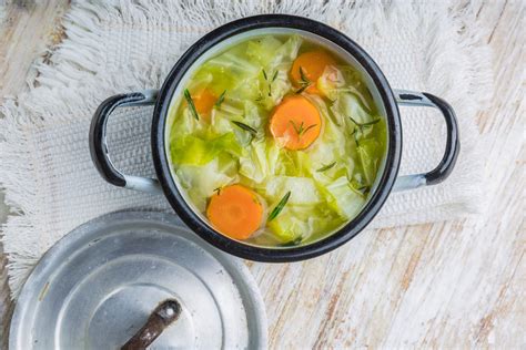 une marmite fumante de soupe au chou traditionnelle dans une cuisine rustique