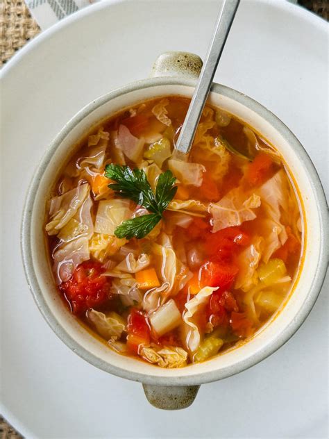 image illustrative d'une table dressée avec une soupe au chou et du pain grillé