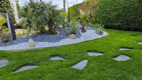 Paysagiste en pleine création d'un jardin