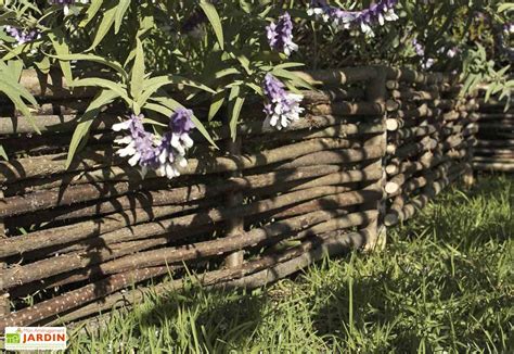 Vue d'ensemble d'un jardin avec différentes bordures en tressage de noisetier