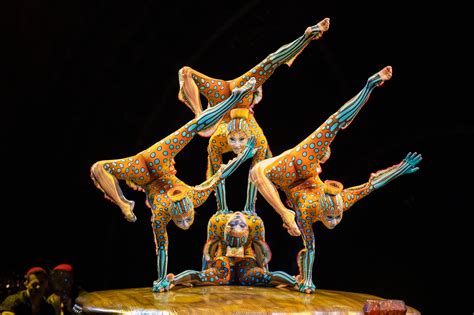Acrobates cubains en pleine action sur scène