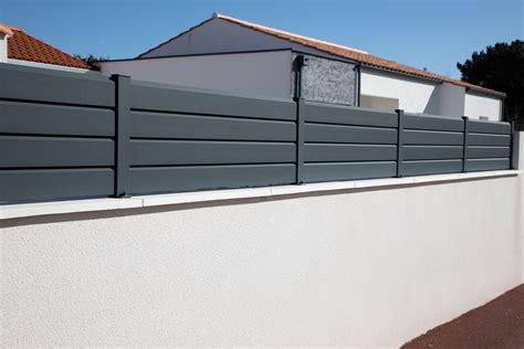 Installation d'une clôture aluminium persiennée sur un muret de jardin