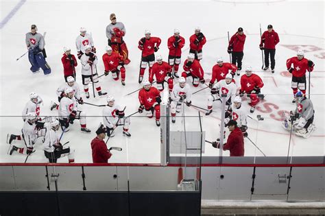 Photo de groupe d'une équipe de hockey mixte après un entraînement