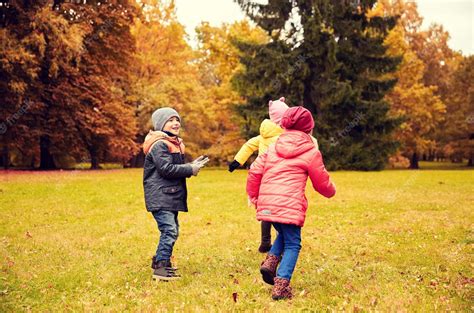Enfants jouant au Mémotager Vilac