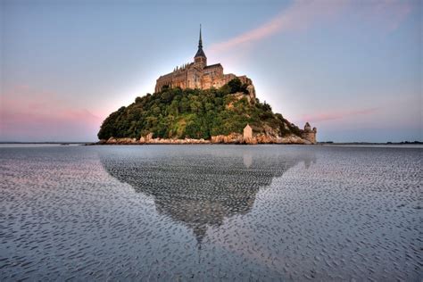 Vue aérienne de la baie du Mont-Saint-Michel avec la voie verte et des cyclistes