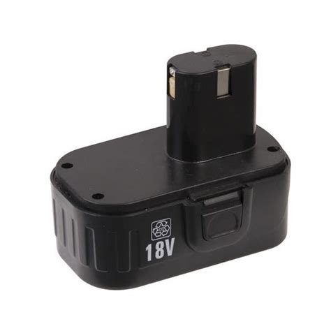 Photo illustrative montrant une batterie 18V Top Craft insérée dans son chargeur dédié