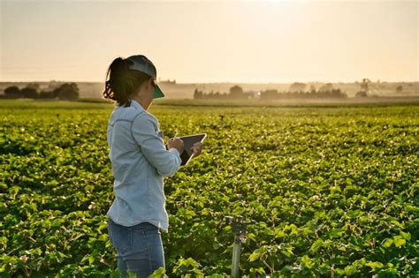 Portrait d'un ingénieur agronome partageant son savoir sur le terrain