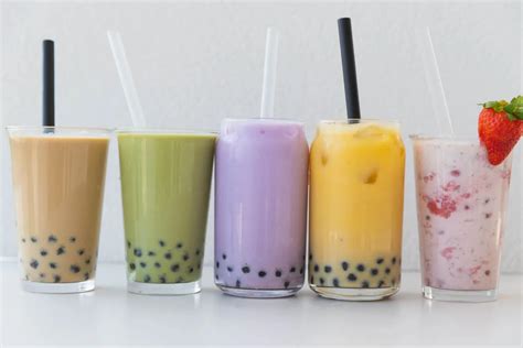 Assortiment de bubble tea colorés