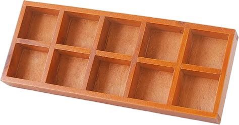 Vue intérieure d'une boîte en bois avec ses 8 compartiments organisés