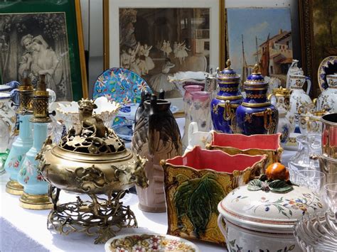 Vue d'ensemble d'une collection d'objets anciens en bois et laiton