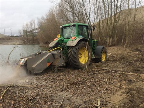 Schéma illustrant la coupe et le broyage de l'herbe par une lame mulching