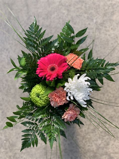 Bouquet de fleurs coupées avec dahlias et glaïeuls