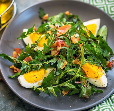 photographie d'une salade de pissenlits avec des œufs durs et des lardons