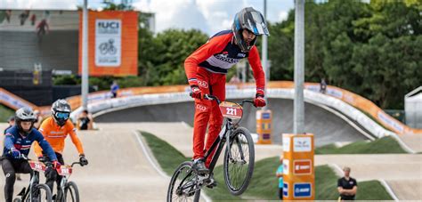 Compétiteurs de bloc en pleine action lors des championnats