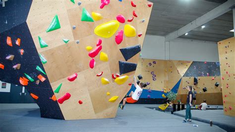 Vue intérieure du mur d'escalade de bloc de Plougoumelen