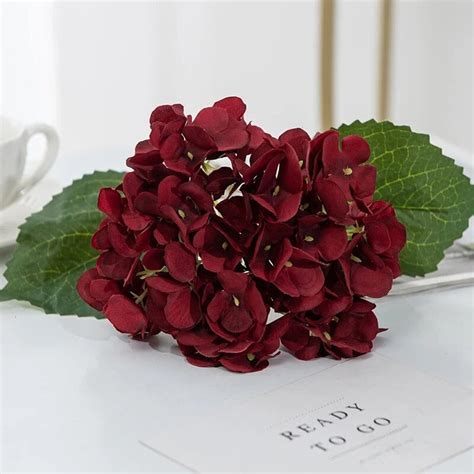 Différentes compositions d'hortensias artificiels