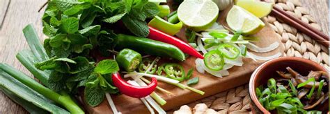 Assortiment d'épices et d'herbes aromatiques pour la cuisine asiatique