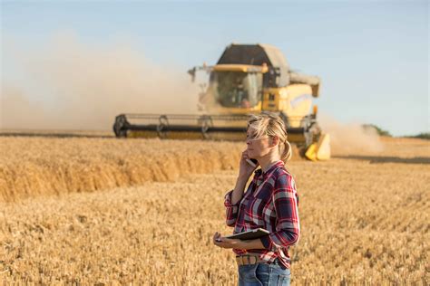 Femme agricultrice travaillant dans un champ