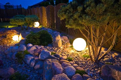Un jardin de nuit illuminé par des pots de fleurs brillants et des lanternes solaires