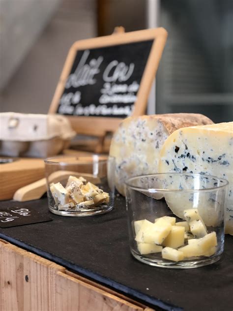 Dégustation de produits fermiers locaux dans un cadre rustique