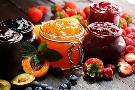 Rayons remplis de bocaux de confitures artisanales et jus de fruits biologiques