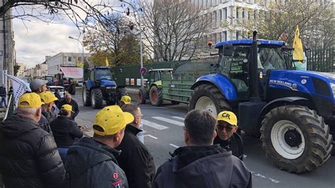 Tracteurs manifestant devant une préfecture française