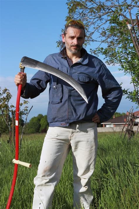 Photo montrant l'utilisation d'une faux traditionnelle dans un jardin