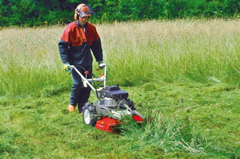 débroussailleuse tractée en plein travail sur un terrain girondin